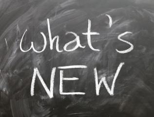 Text What's new mit Kreide auf Tafel geschrieben