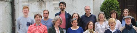 Gruppe von Gästeführern des Vereins Stattreisen München e.V. lächelt in die Kamera