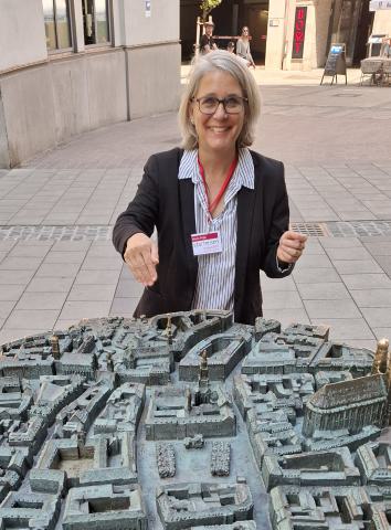 Gästeführerin hinter Tastmodell der Münchner Altstadt