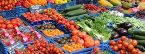 Stand am Viktualienmarkt mit vielen Sorten Gemüse