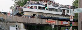 Schiff auf Brücke